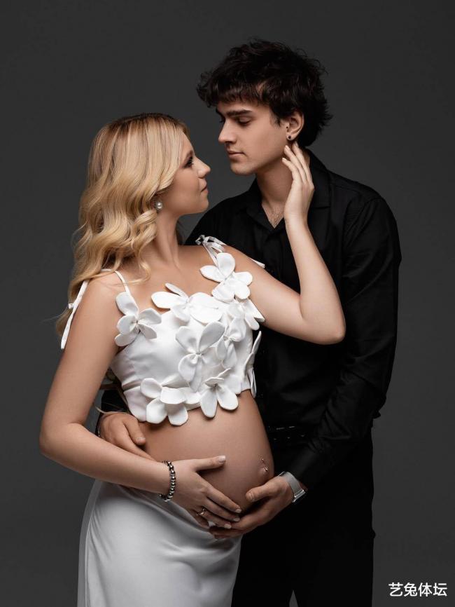 俄花滑太内卷,世界冠军21岁当辣妈,近照大变样 俄花滑太内卷,世界冠军21岁当辣妈,近照大变样