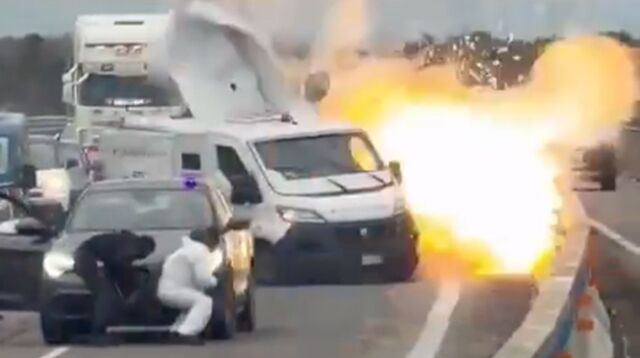 悍匪劫持运钞车!持枪扫射意宪兵 画面火爆 悍匪劫持运钞车!持枪扫射意宪兵 画面火爆