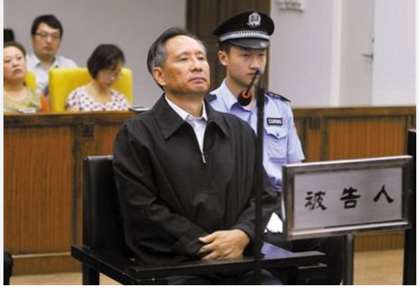 高铁大佬身后的贵妇、红裙...... 高铁大佬身后的贵妇、红裙......