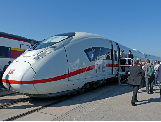 高铁大佬身后的贵妇、红裙...... 高铁大佬身后的贵妇、红裙......