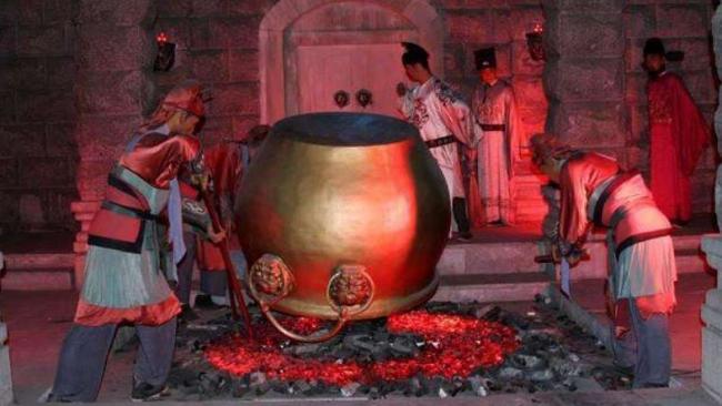 一招“铜缸活烤皇叔” 明朝皇帝让宗室全跪 一招“铜缸活烤皇叔” 明朝皇帝让宗室全跪