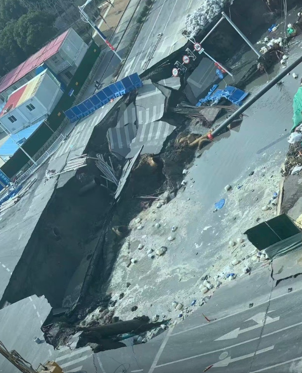 天坑“黑洞式吞噬”路面设施 上海恐怖影片曝光 天坑“黑洞式吞噬”路面设施 上海恐怖影片曝光