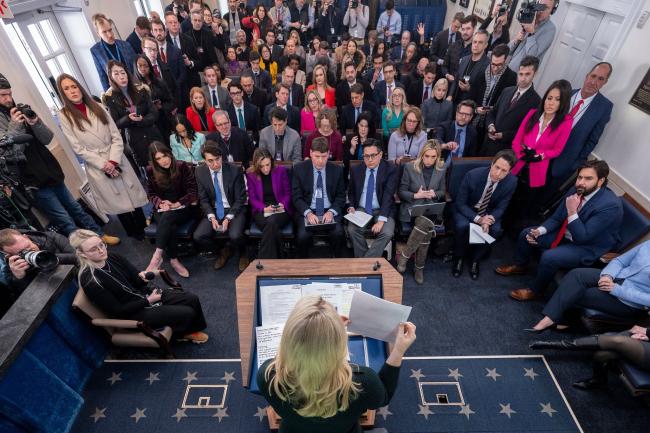 紧紧贴上川普,贝索斯递上诚意满满投名状 紧紧贴上川普,贝索斯递上诚意满满投名状