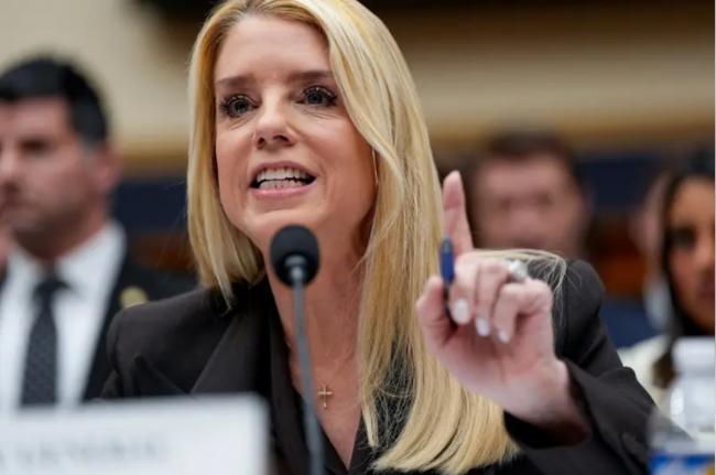 淫魔案:美司法部长遭围剿激辩 场面数度失控 淫魔案:美司法部长遭围剿激辩 场面数度失控