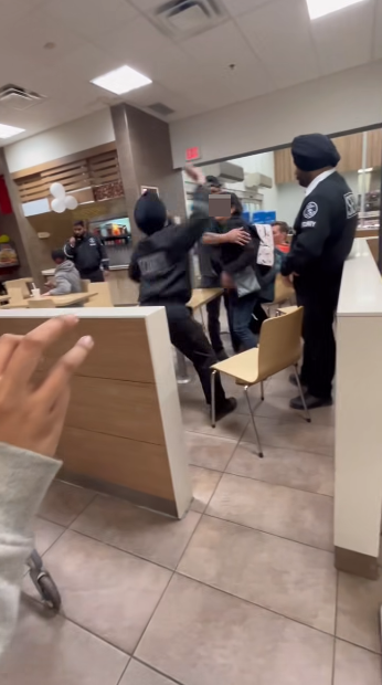 视频疯传:加国沃尔玛印度保安当众扇女子巴掌 视频疯传:加国沃尔玛印度保安当众扇女子巴掌