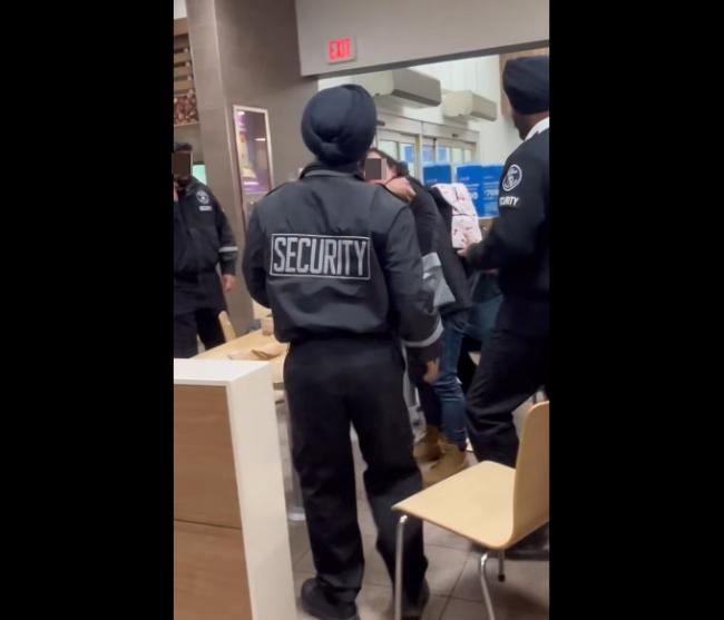 视频疯传:加国沃尔玛印度保安当众扇女子巴掌 视频疯传:加国沃尔玛印度保安当众扇女子巴掌