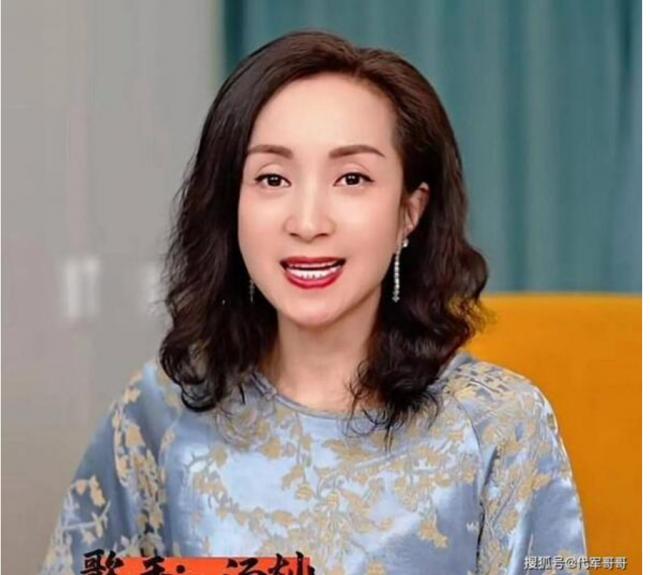 故意恶心彭丽媛习近平?她高调上春晚 故意恶心彭丽媛习近平?她高调上春晚