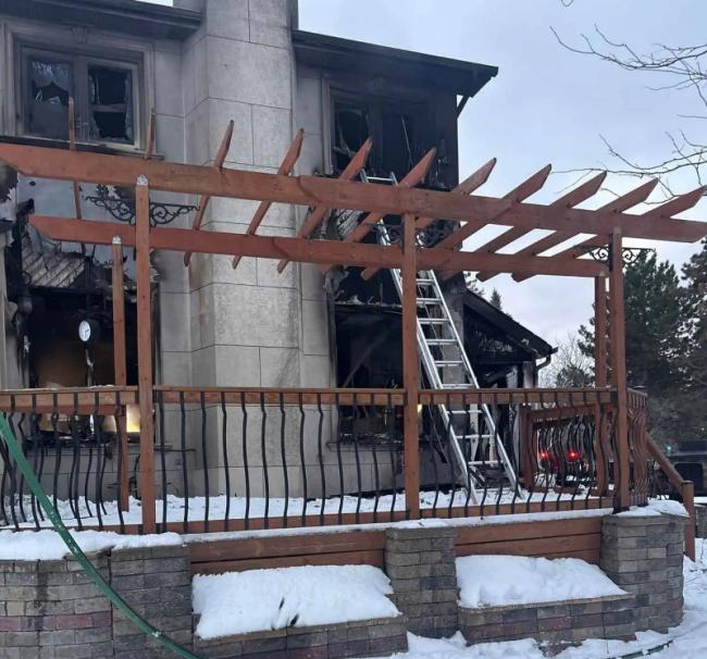 安省0万豪宅降至9万仍卖不动, 后被烧毁 安省0万豪宅降至9万仍卖不动, 后被烧毁