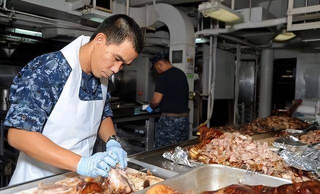 在潜艇里做饭有多难,剁根排骨都有生命危险 在潜艇里做饭有多难,剁根排骨都有生命危险