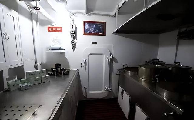 在潜艇里做饭有多难,剁根排骨都有生命危险 在潜艇里做饭有多难,剁根排骨都有生命危险