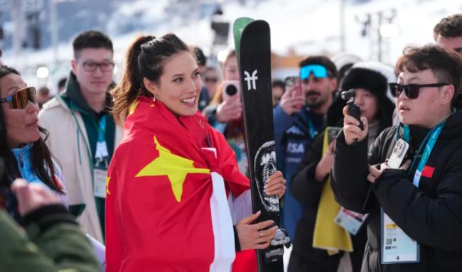 谷爱凌披中国战袍出征奥运 背后惊人“资助”曝光 谷爱凌披中国战袍出征奥运 背后惊人“资助”曝光