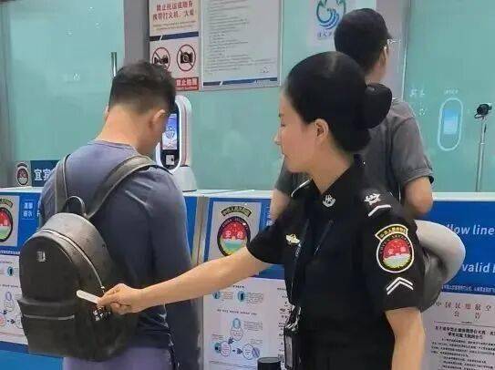 坐飞机过安检时擦的小纸片是什么? 坐飞机过安检时擦的小纸片是什么?