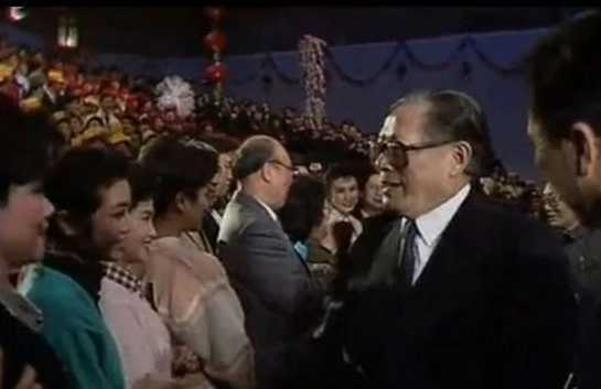 江泽民1990年突临春晚现场 看中了宋祖英 江泽民1990年突临春晚现场 看中了宋祖英