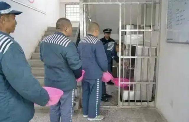 日踩8小时缝纫机,监狱工资多少?数字令人震惊 日踩8小时缝纫机,监狱工资多少?数字令人震惊