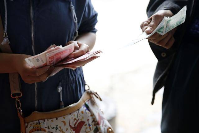 日踩8小时缝纫机,监狱工资多少?数字令人震惊 日踩8小时缝纫机,监狱工资多少?数字令人震惊