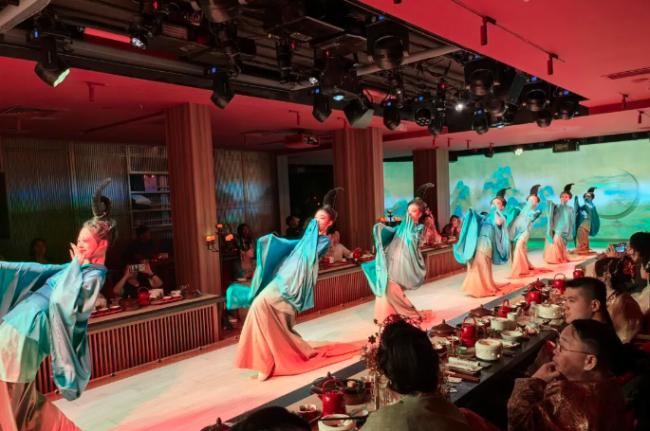 情绪价值拉满?“中国风”沉浸式餐秀火爆 情绪价值拉满?“中国风”沉浸式餐秀火爆