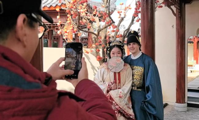 情绪价值拉满?“中国风”沉浸式餐秀火爆 情绪价值拉满?“中国风”沉浸式餐秀火爆