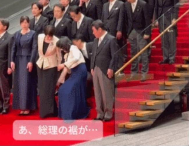 这位内阁高官替高市整理裙摆 宛如母子掀热议 这位内阁高官替高市整理裙摆 宛如母子掀热议