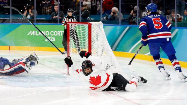 暂时领先!冬奥女冰 加美金牌战巅峰对决 暂时领先!冬奥女冰 加美金牌战巅峰对决