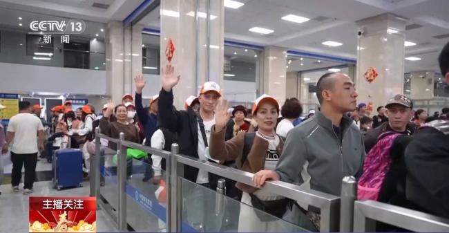 老外纷纷打卡,边境小城迎来入境游热潮 老外纷纷打卡,边境小城迎来入境游热潮