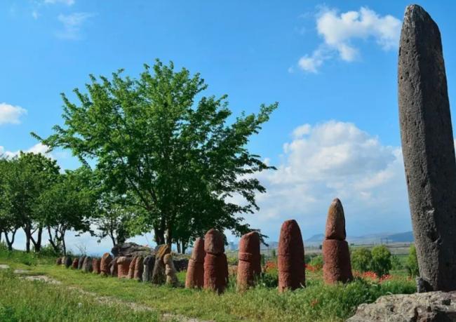 巨大神秘石碑为什么伫立高山?百年谜团揭开了… 巨大神秘石碑为什么伫立高山?百年谜团揭开了…