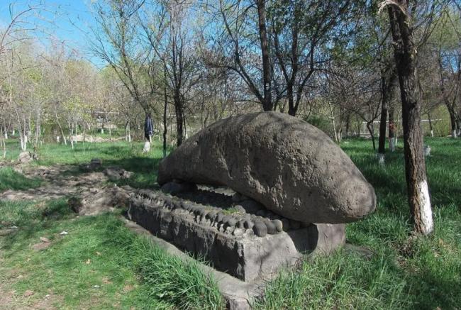 巨大神秘石碑为什么伫立高山?百年谜团揭开了… 巨大神秘石碑为什么伫立高山?百年谜团揭开了…