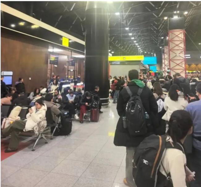 大批中国游客滞留莫斯科机场超10小时 惊爆原因 大批中国游客滞留莫斯科机场超10小时 惊爆原因