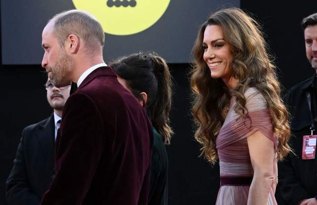 威廉夫妇红毯亮相 凯特似森系仙女 丑闻令其紧张 威廉夫妇红毯亮相 凯特似森系仙女 丑闻令其紧张