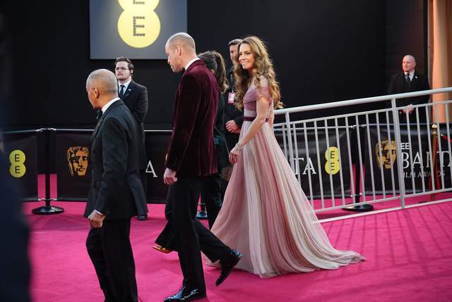 威廉夫妇红毯亮相 凯特似森系仙女 丑闻令其紧张 威廉夫妇红毯亮相 凯特似森系仙女 丑闻令其紧张