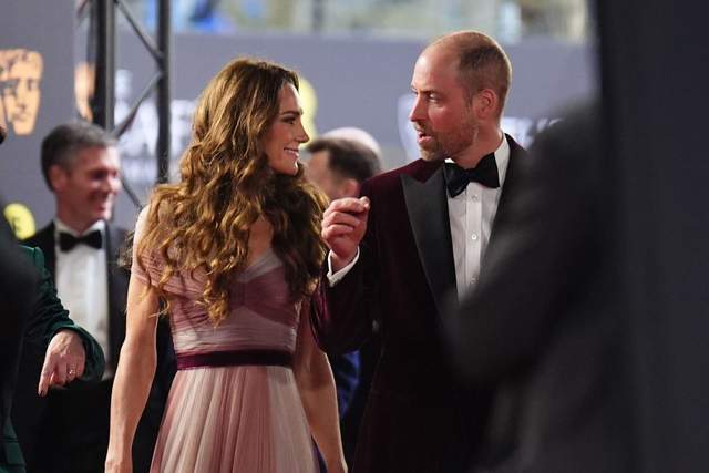 威廉夫妇红毯亮相 凯特似森系仙女 丑闻令其紧张 威廉夫妇红毯亮相 凯特似森系仙女 丑闻令其紧张