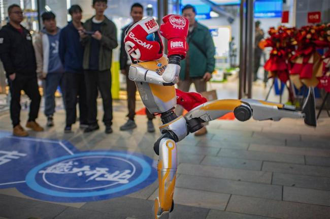 进厂打工没人要的机器人,全在外面接商演 进厂打工没人要的机器人,全在外面接商演