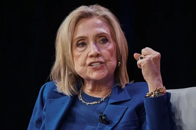 希拉里为艾普斯坦案作证 一张照片外流意外喊停 希拉里为艾普斯坦案作证 一张照片外流意外喊停