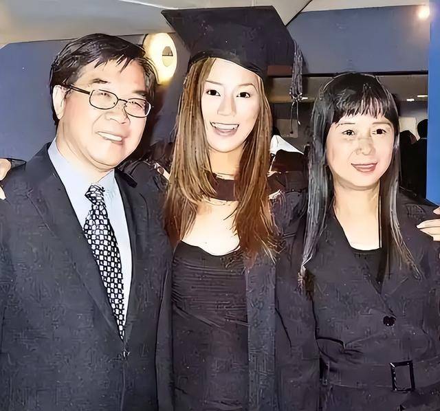 李兆基去世,少奶徐子淇如今已然风光不再 李兆基去世,少奶徐子淇如今已然风光不再