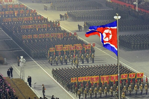 她与金正恩同穿皮衣站上C位 朝鲜保持克制 她与金正恩同穿皮衣站上C位 朝鲜保持克制