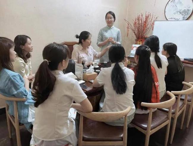 老板娘也陪睡 揭秘“高端”行业10有9个离婚 老板娘也陪睡 揭秘“高端”行业10有9个离婚