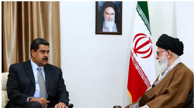 伊朗人民深夜走上街头 庆贺哈梅内伊死亡 伊朗人民深夜走上街头 庆贺哈梅内伊死亡