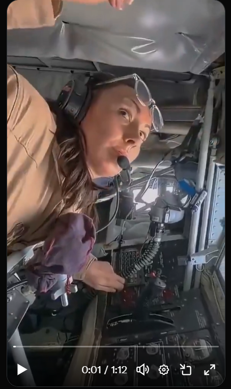 视频:美空中加油机女操作员不停给战斗机加油 视频:美空中加油机女操作员不停给战斗机加油