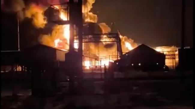 乌军夜间突袭!重创俄黑海舰队和石油设施 乌军夜间突袭!重创俄黑海舰队和石油设施