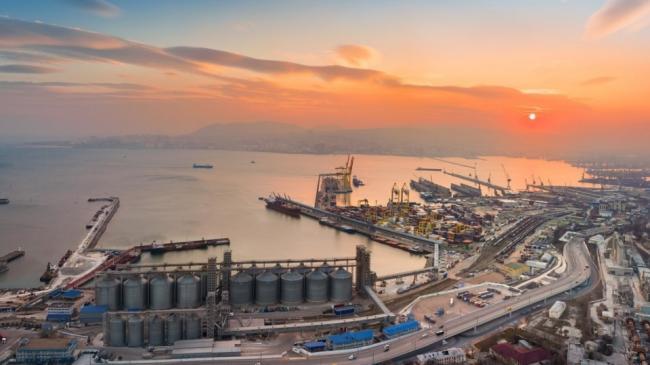 乌军夜间突袭!重创俄黑海舰队和石油设施 乌军夜间突袭!重创俄黑海舰队和石油设施