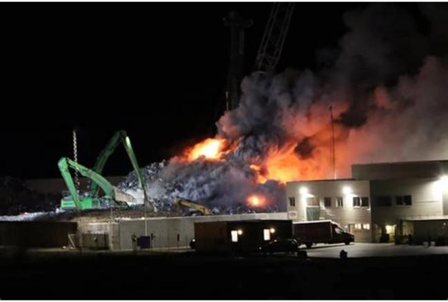 乌军夜间突袭!重创俄黑海舰队和石油设施 乌军夜间突袭!重创俄黑海舰队和石油设施