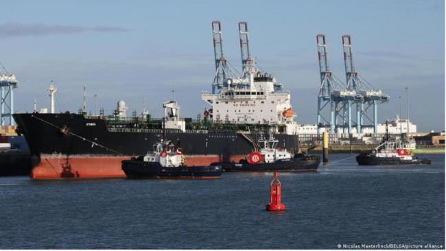 乌军夜间突袭!重创俄黑海舰队和石油设施 乌军夜间突袭!重创俄黑海舰队和石油设施