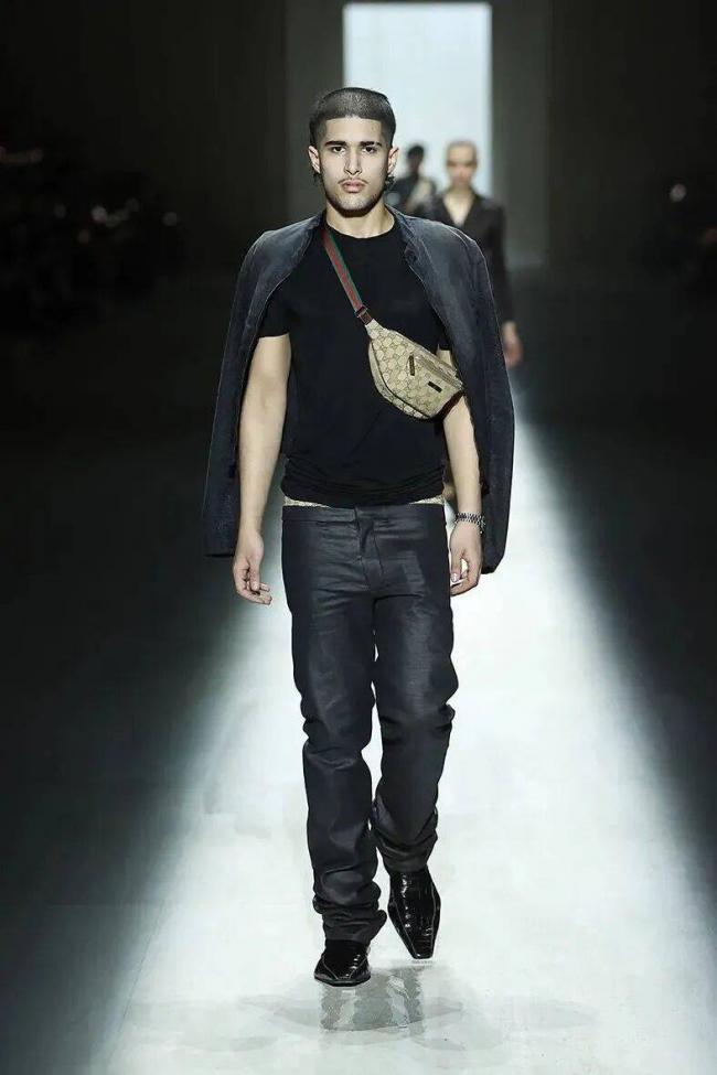 镶满水钻的双G丁字裤,够Gucci 镶满水钻的双G丁字裤,够Gucci