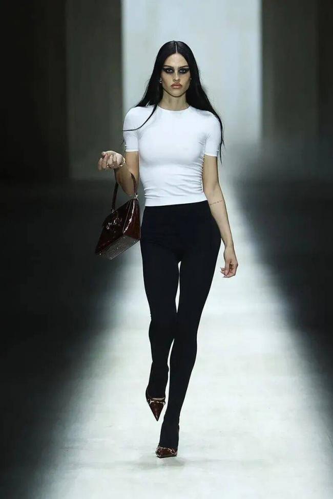 镶满水钻的双G丁字裤,够Gucci 镶满水钻的双G丁字裤,够Gucci