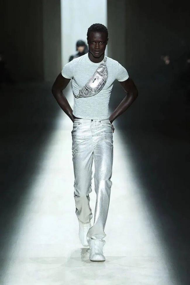 镶满水钻的双G丁字裤,够Gucci 镶满水钻的双G丁字裤,够Gucci