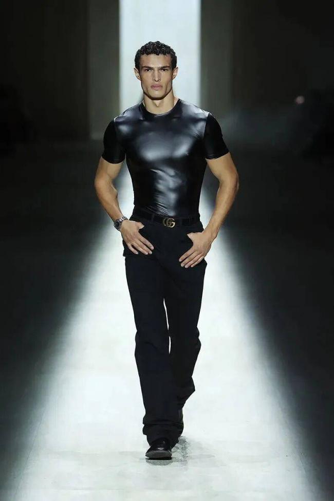 镶满水钻的双G丁字裤,够Gucci 镶满水钻的双G丁字裤,够Gucci