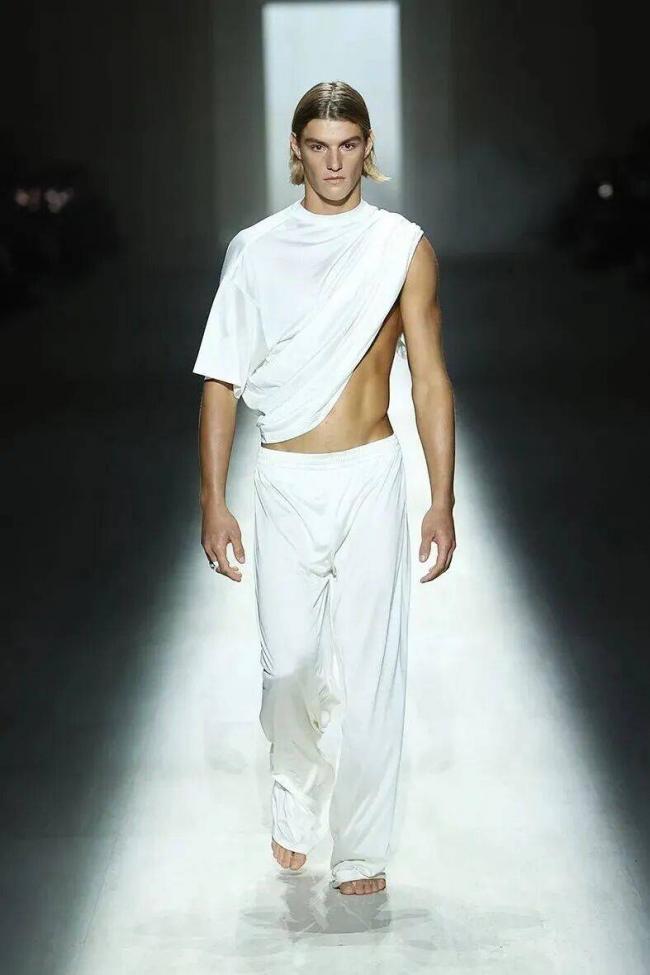 镶满水钻的双G丁字裤,够Gucci 镶满水钻的双G丁字裤,够Gucci