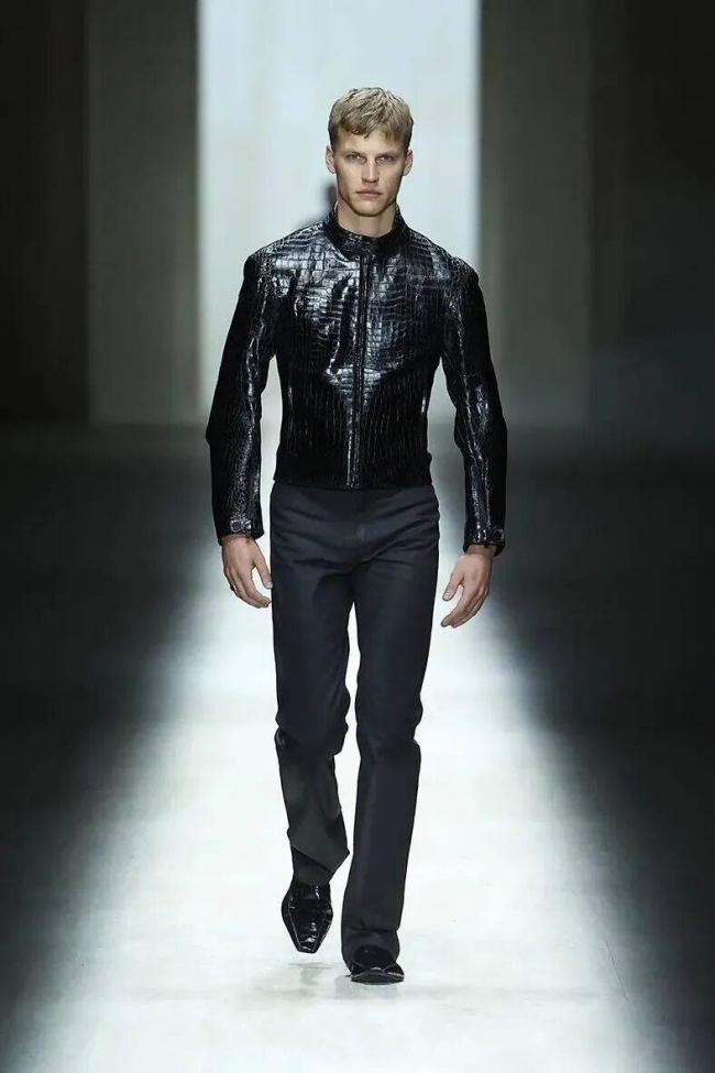 镶满水钻的双G丁字裤,够Gucci 镶满水钻的双G丁字裤,够Gucci