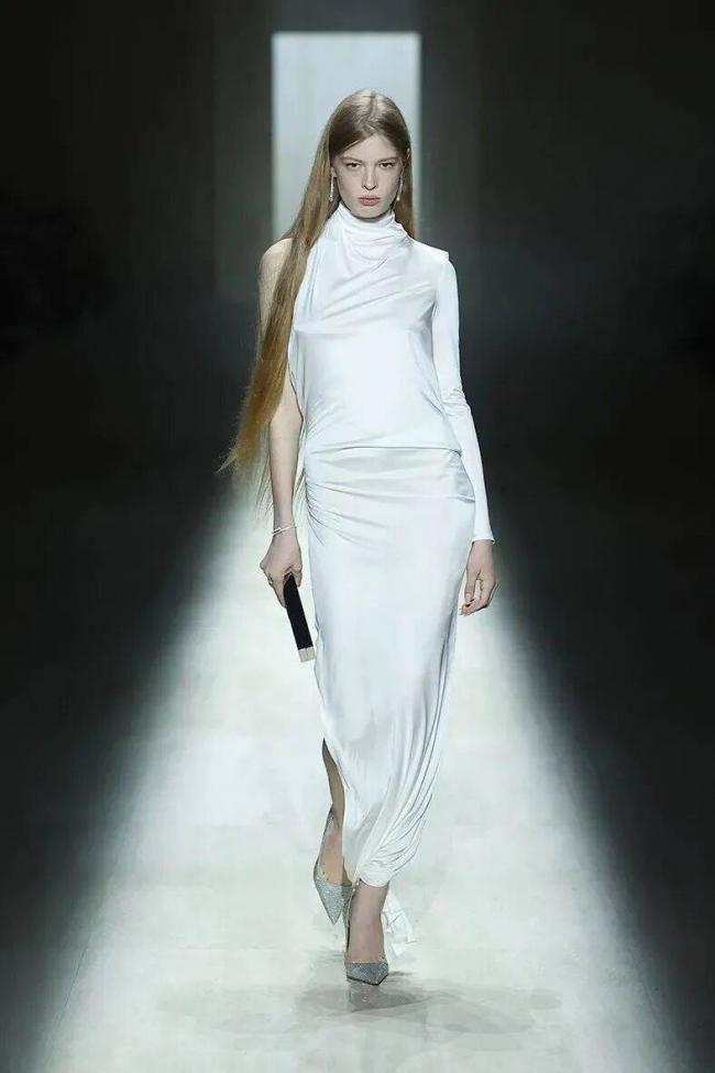 镶满水钻的双G丁字裤,够Gucci 镶满水钻的双G丁字裤,够Gucci