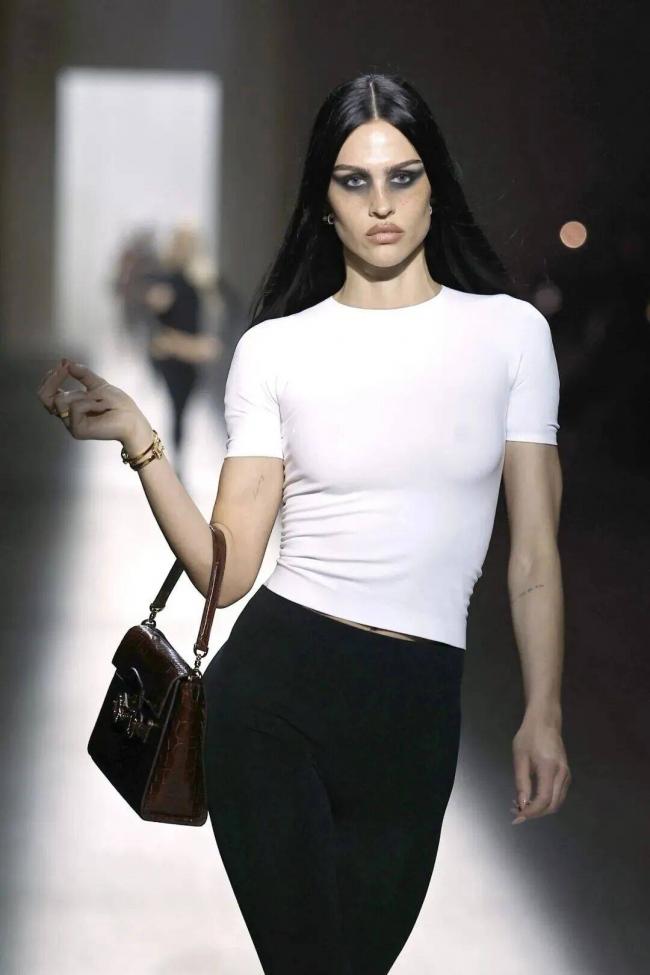 镶满水钻的双G丁字裤,够Gucci 镶满水钻的双G丁字裤,够Gucci