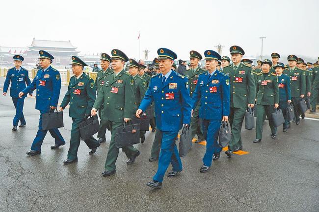 人民大会堂外 这些人排队冻得瑟瑟发抖 人民大会堂外 这些人排队冻得瑟瑟发抖